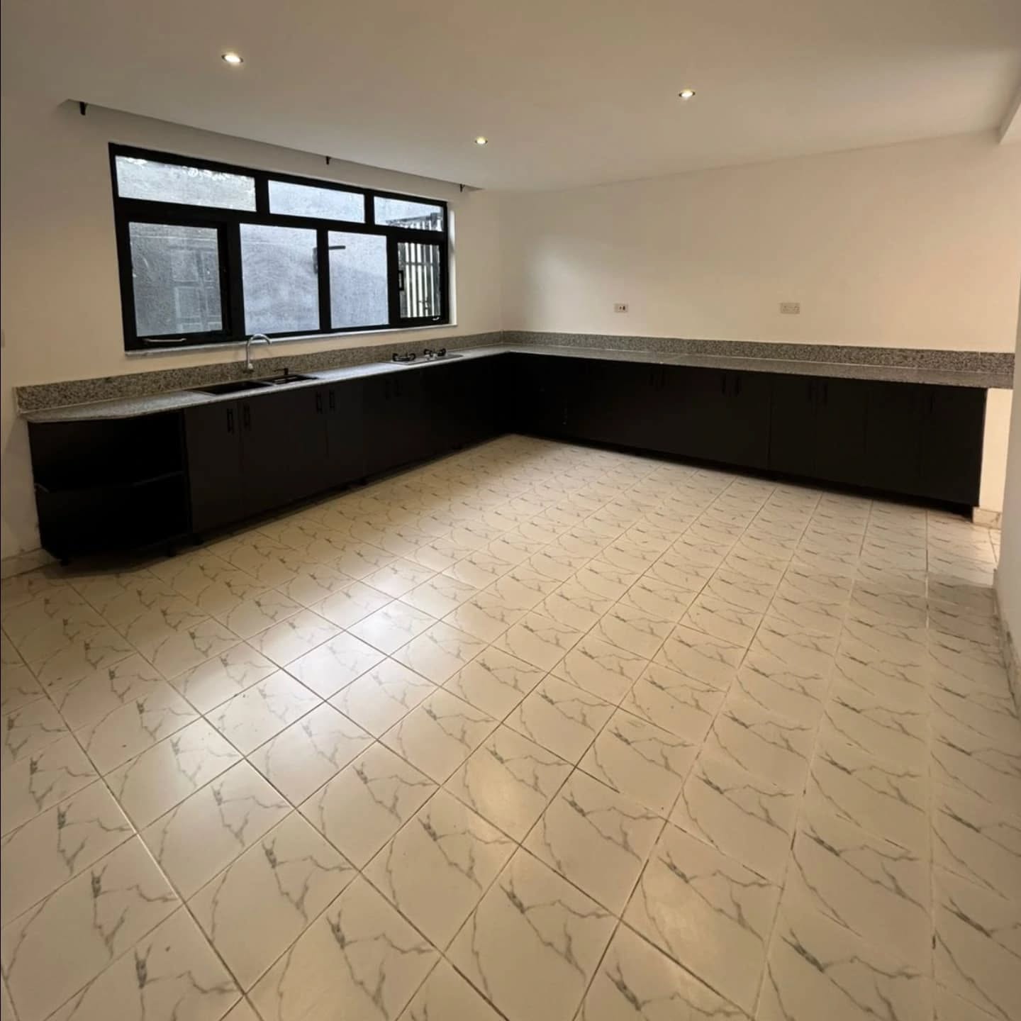 Spacious 3-Bed Bungalow in Kitengela | Ensuite, Parking, Fibre Internet – Ksh 65,000